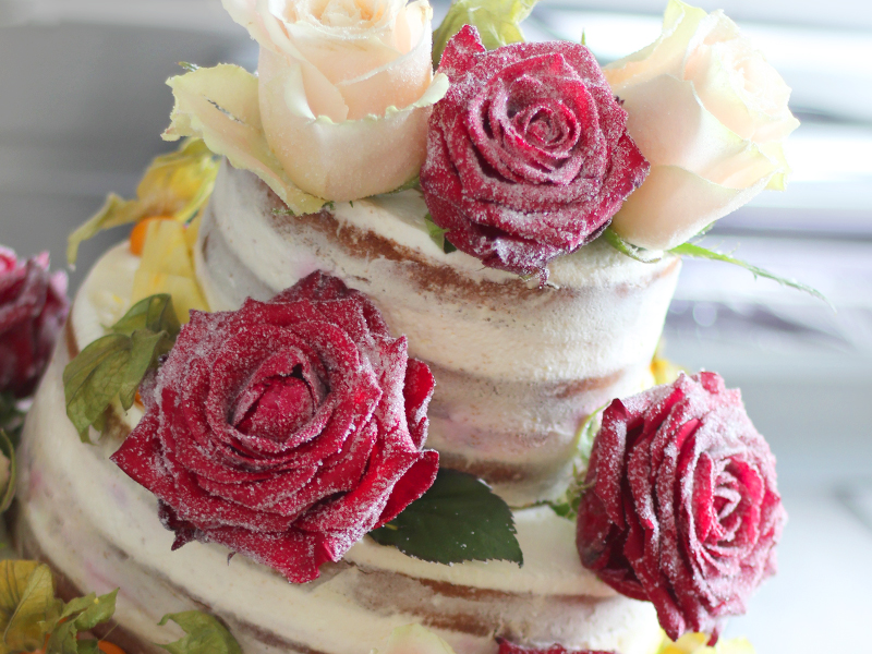 Torte mit gezuckterten Rosen